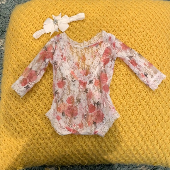 Newborn lace romper with matching bow - Picture 5 of 7